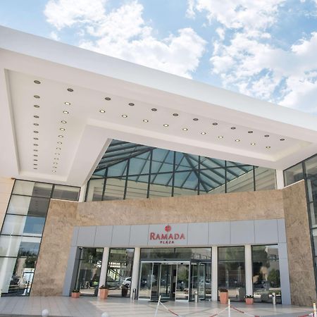 Hotel Ramada Plaza By Wyndham Thraki Alexandrupoli Exteriér fotografie The entrance of the hotel