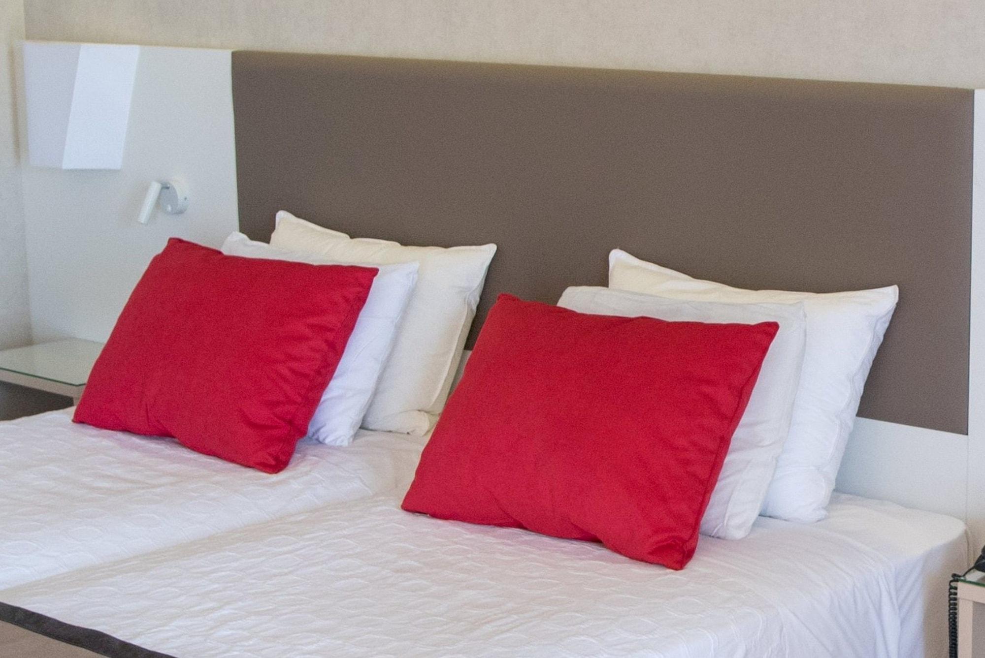 Hotel Ramada Plaza By Wyndham Thraki Alexandrupoli Exteriér fotografie Pillows on a bed