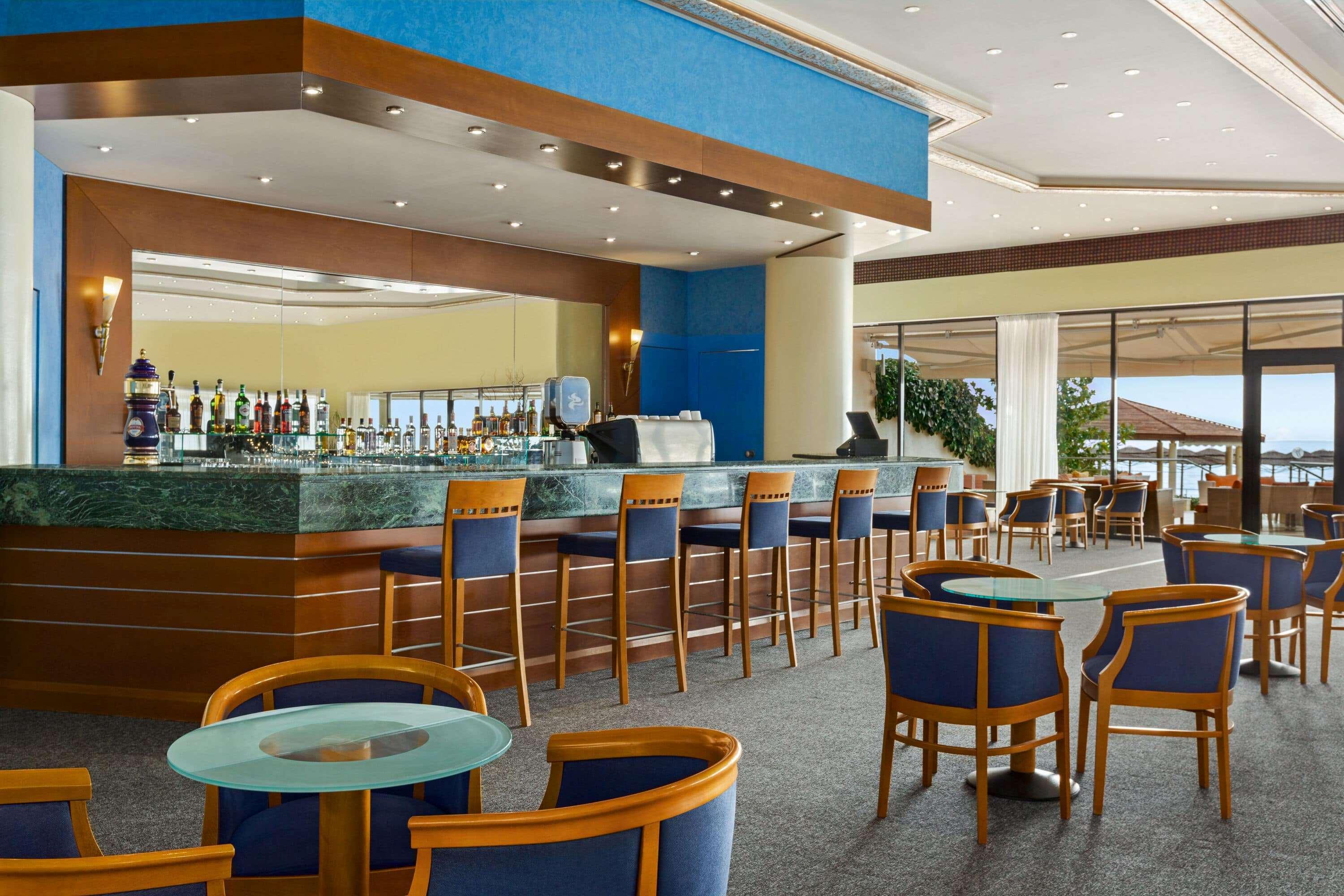 Hotel Ramada Plaza By Wyndham Thraki Alexandrupoli Exteriér fotografie The bar at the Sheraton Club