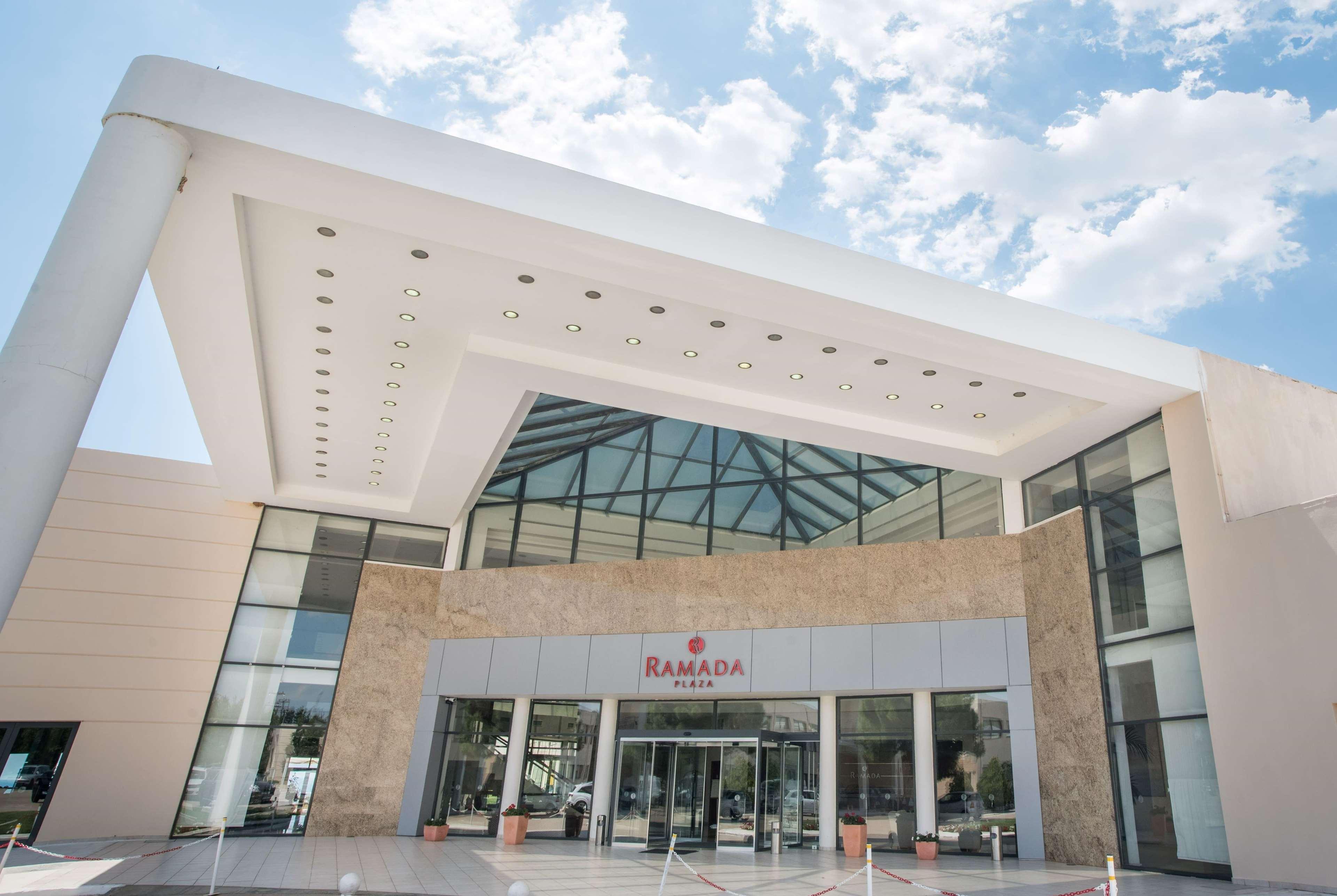 Hotel Ramada Plaza By Wyndham Thraki Alexandrupoli Exteriér fotografie The entrance of the hotel