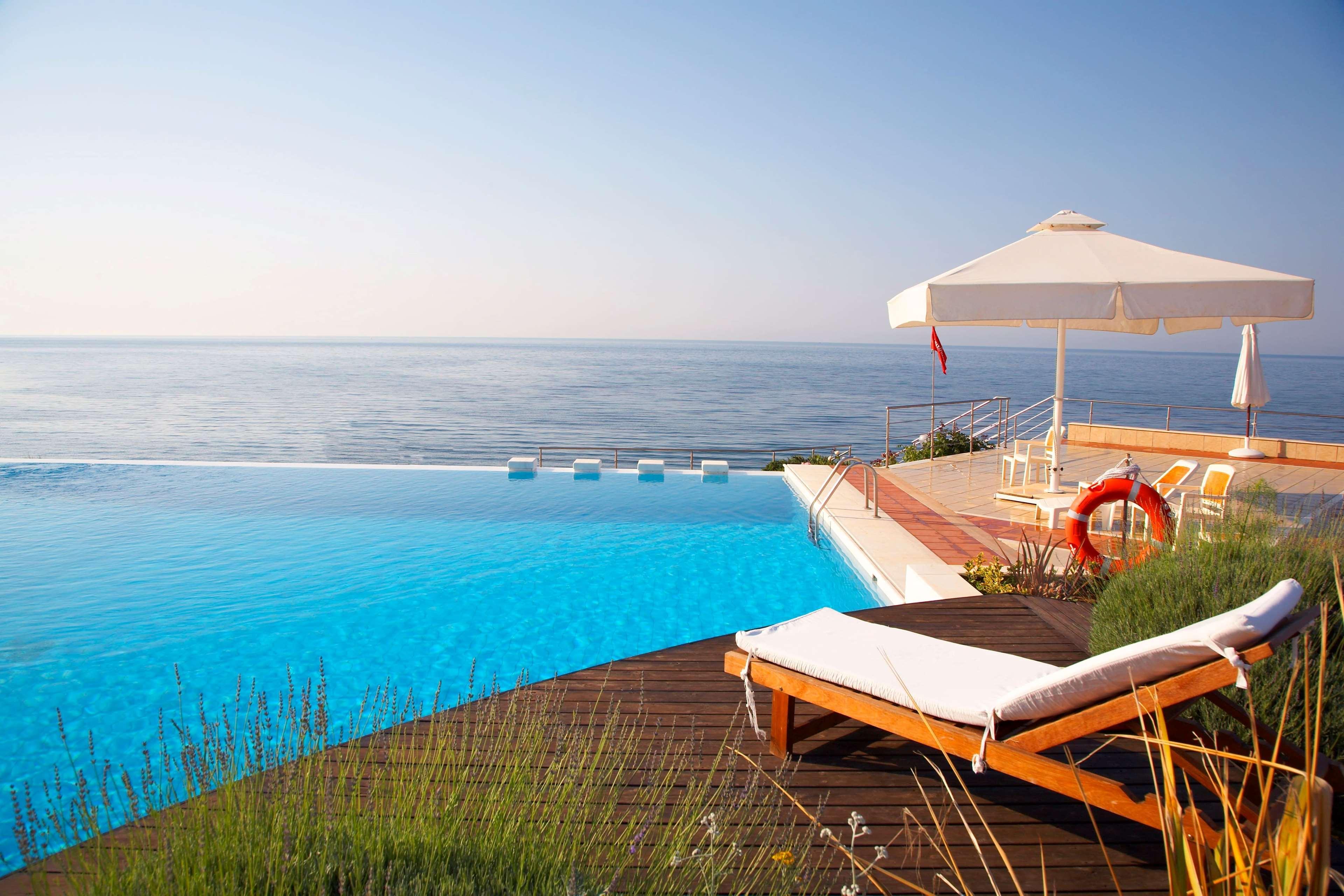 Hotel Ramada Plaza By Wyndham Thraki Alexandrupoli Exteriér fotografie Infinity pool at the Hotel Porto Bay Falomo, Venice, Italy