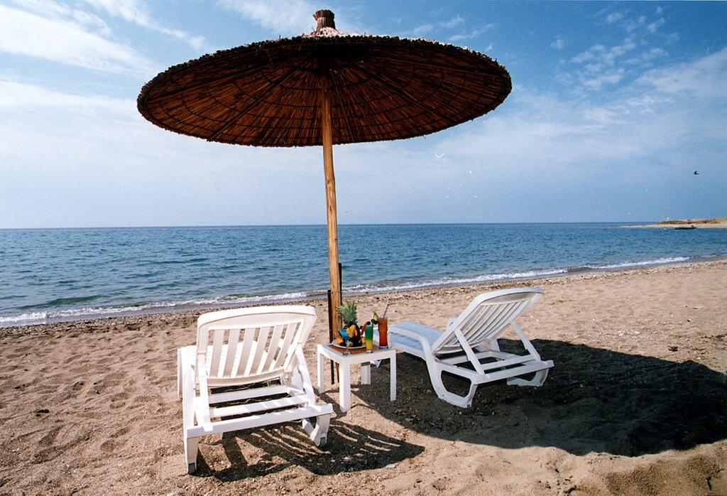 Hotel Ramada Plaza By Wyndham Thraki Alexandrupoli Exteriér fotografie A beach umbrella