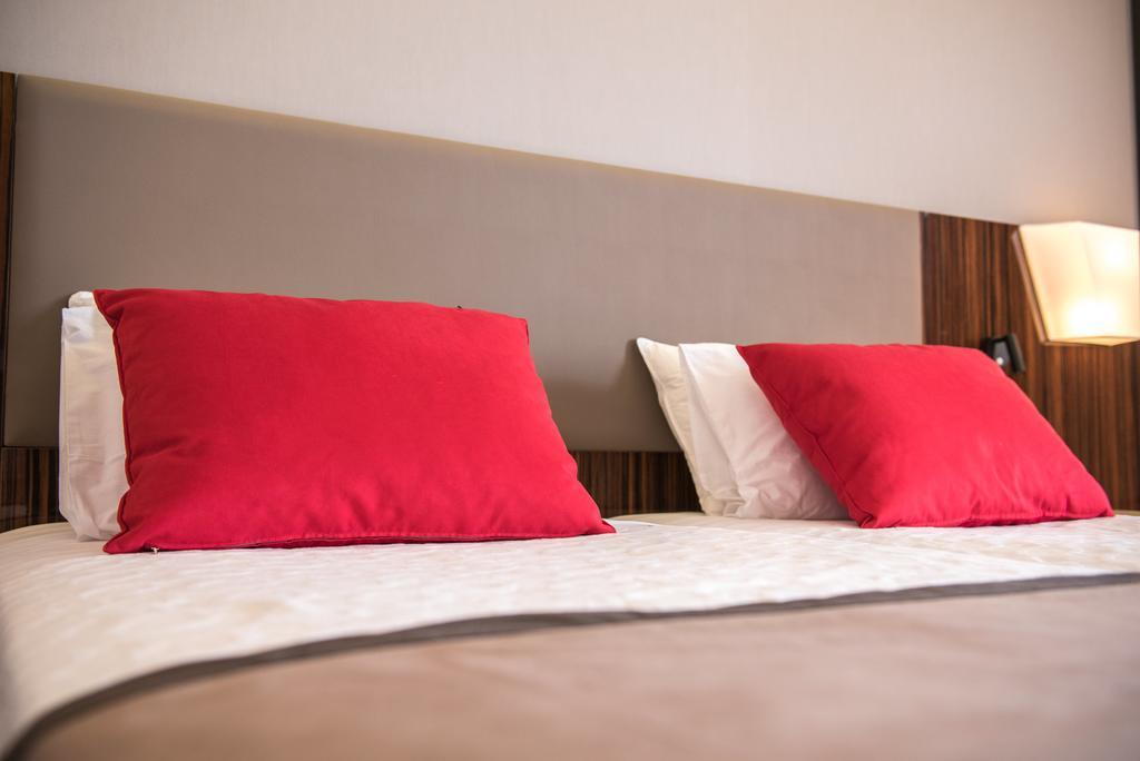 Hotel Ramada Plaza By Wyndham Thraki Alexandrupoli Exteriér fotografie Pillows on a bed